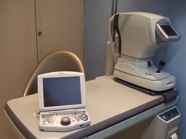salle d'examen de vue chez l'opticien